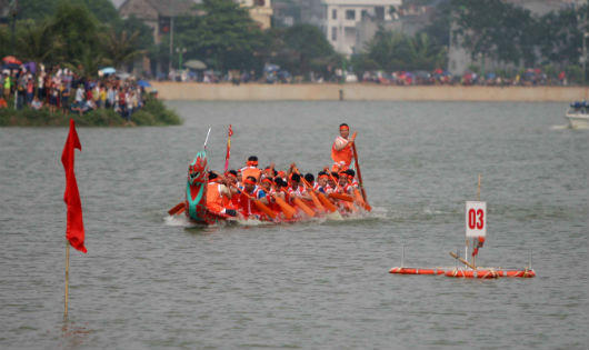 Tưng bừng Lễ hội bơi chải thuyền rồng trên Đất Tổ