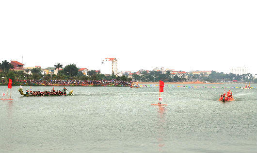 Tưng bừng Lễ hội bơi chải thuyền rồng trên Đất Tổ