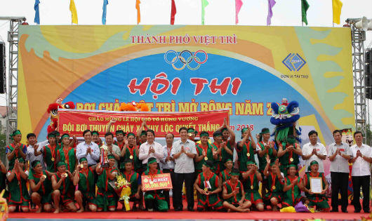 Tưng bừng Lễ hội bơi chải thuyền rồng trên Đất Tổ