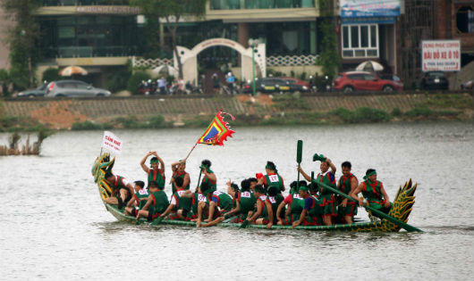 Tưng bừng Lễ hội bơi chải thuyền rồng trên Đất Tổ