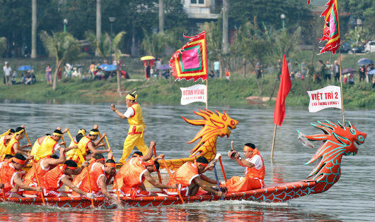 Tưng bừng Lễ hội bơi chải thuyền rồng trên Đất Tổ