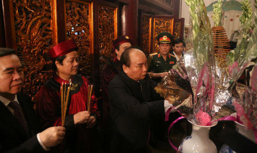 Thủ tướng thành kính dâng hương tưởng niệm các vua Hùng