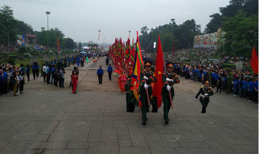 Thủ tướng thành kính dâng hương tưởng niệm các vua Hùng