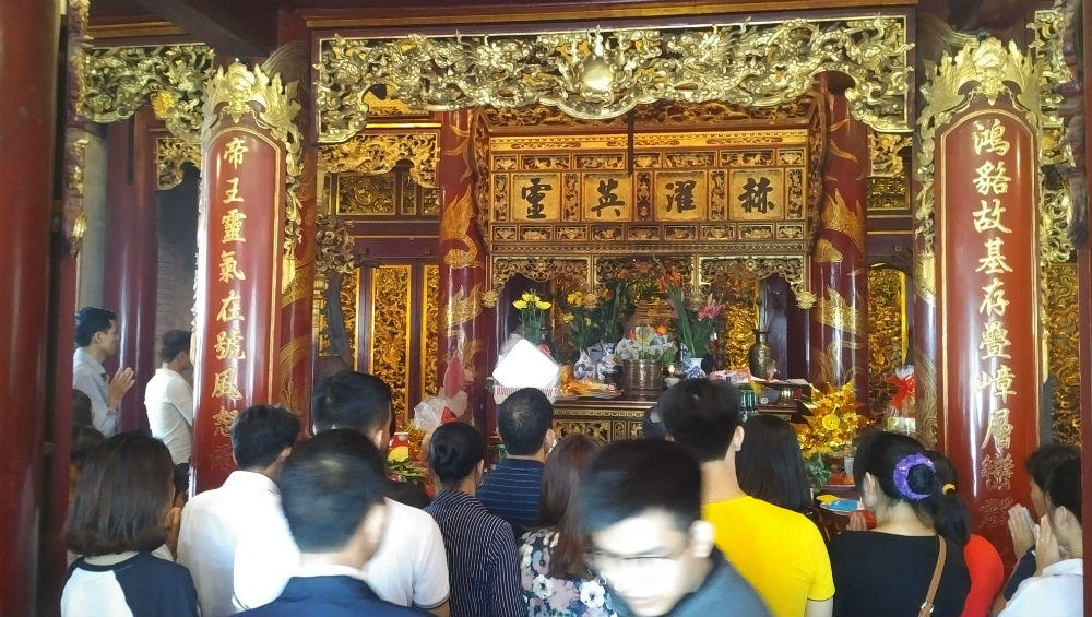 Hàng vạn người dân thập phương đi lễ đền Hùng cầu may ngày đầu xuân