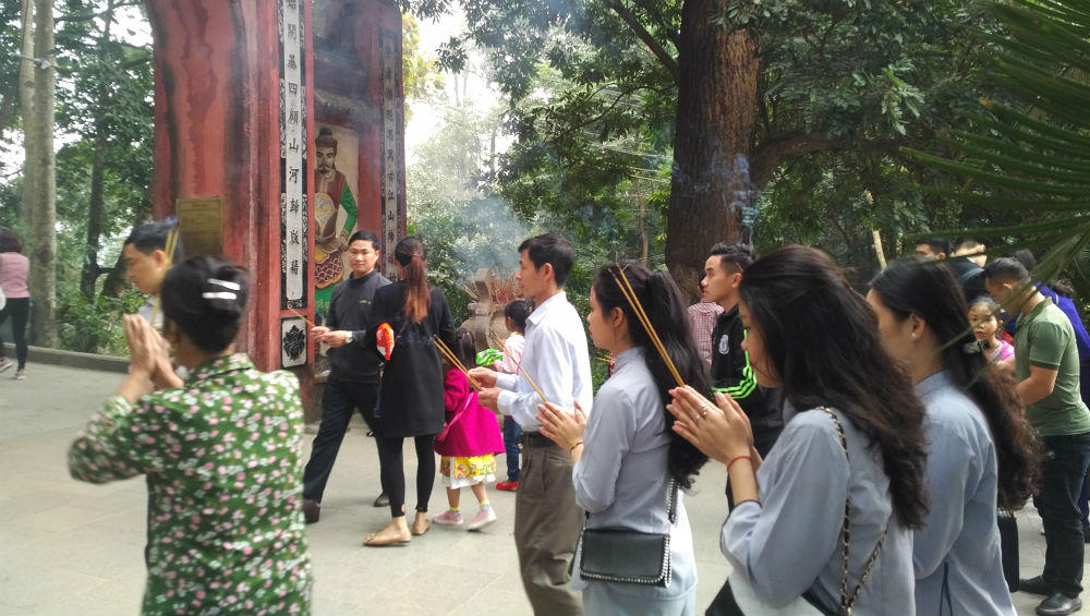 Hàng vạn người dân thập phương đi lễ đền Hùng cầu may ngày đầu xuân