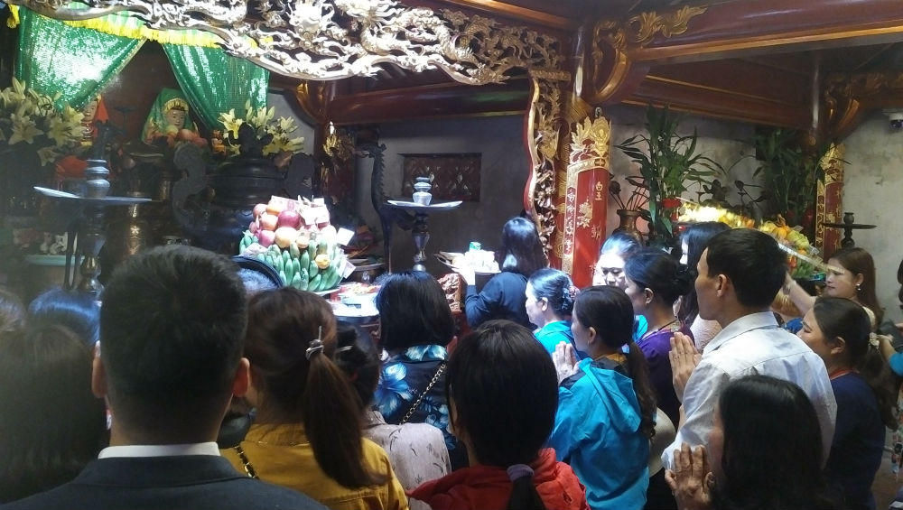 Hàng vạn người dân thập phương đi lễ đền Hùng cầu may ngày đầu xuân