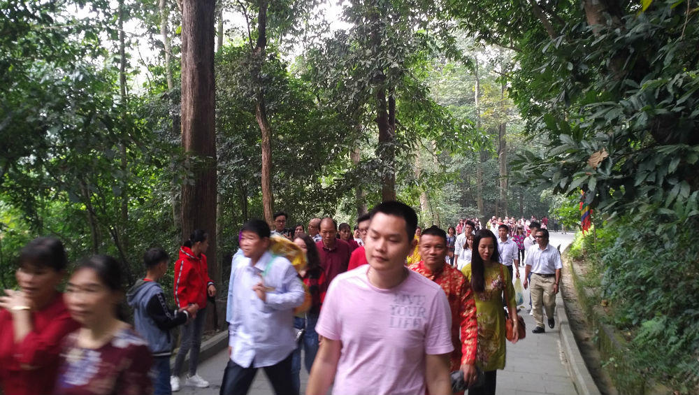 Hàng vạn người dân thập phương đi lễ đền Hùng cầu may ngày đầu xuân