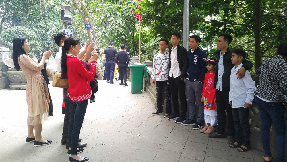 Hàng vạn người dân thập phương đi lễ đền Hùng cầu may ngày đầu xuân