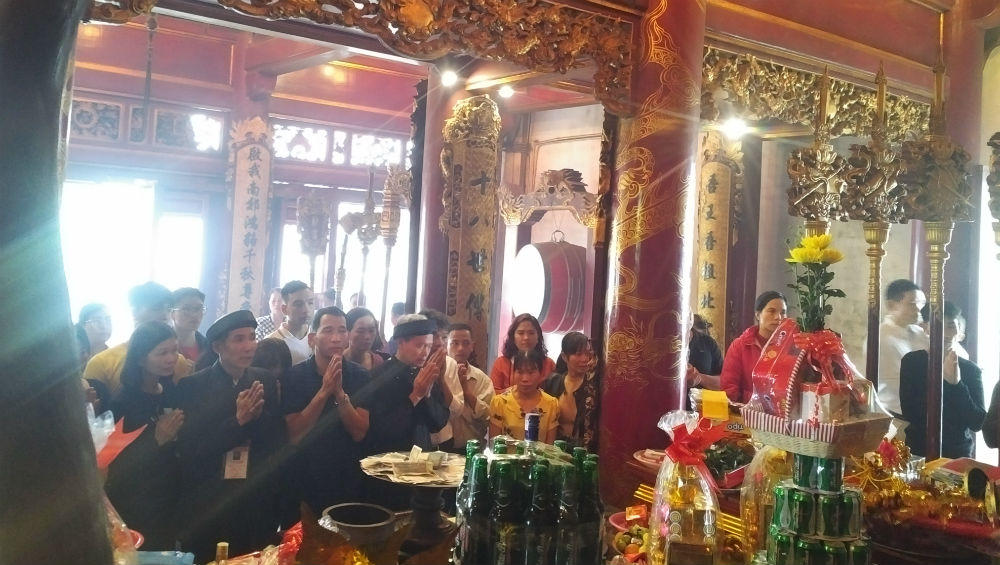 Hàng vạn người dân thập phương đi lễ đền Hùng cầu may ngày đầu xuân