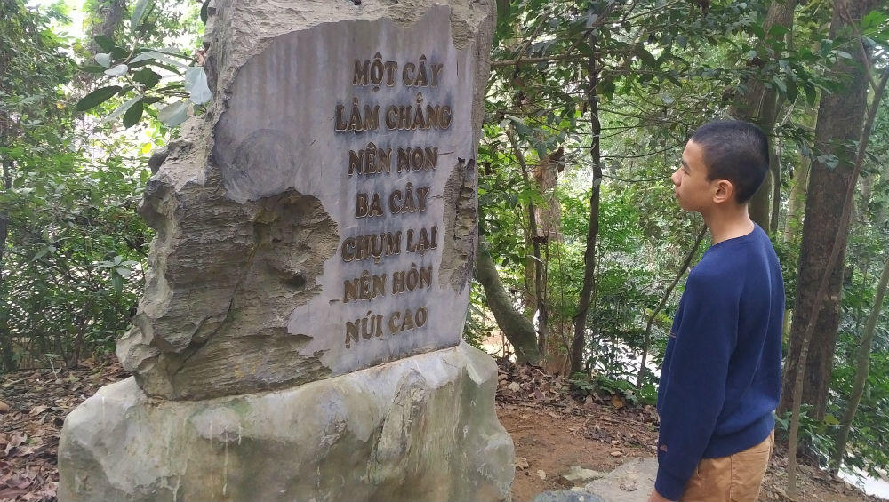 Hàng vạn người dân thập phương đi lễ đền Hùng cầu may ngày đầu xuân