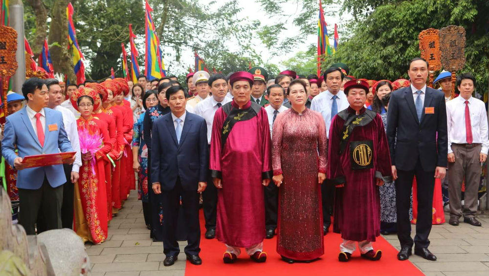 Chủ tịch QH Nguyễn Thị Kim Ngân kính cẩn dâng hương tưởng niệm các vua Hùng