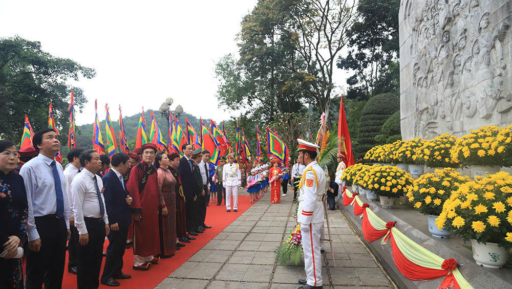 Chủ tịch QH Nguyễn Thị Kim Ngân kính cẩn dâng hương tưởng niệm các vua Hùng