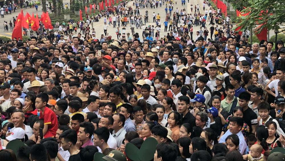 Chủ tịch QH Nguyễn Thị Kim Ngân kính cẩn dâng hương tưởng niệm các vua Hùng