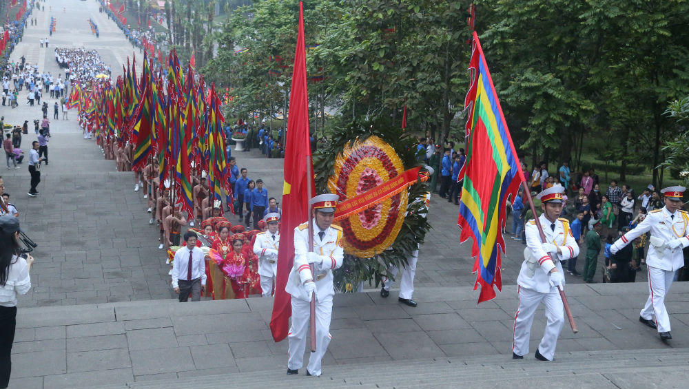 Chủ tịch QH Nguyễn Thị Kim Ngân kính cẩn dâng hương tưởng niệm các vua Hùng