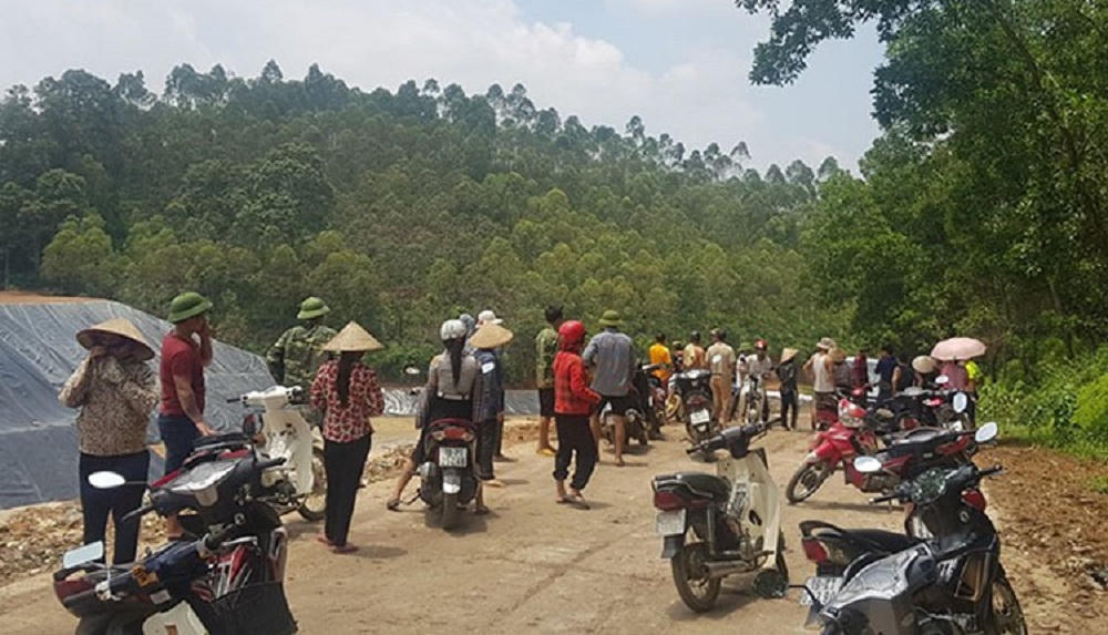 Hàng trăm người dân ngăn chặn xe chở rác gây ô nhiễm ở Phù Ninh (Phú Thọ)