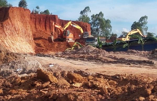 Vĩnh Phúc: Đất đồi bị “xẻ thịt” rầm rộ, làng quê hỗn loạn