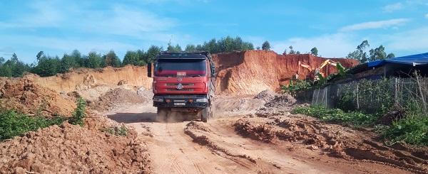 Vĩnh Phúc: Đất đồi bị “xẻ thịt” rầm rộ, làng quê hỗn loạn