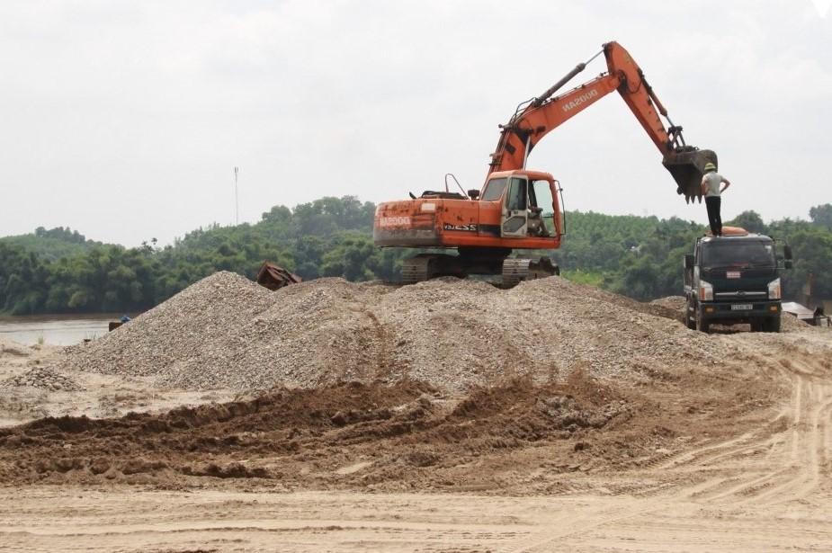 Đề nghị "đóng cửa" 18 bến tập kết cát sỏi hoạt động tự phát