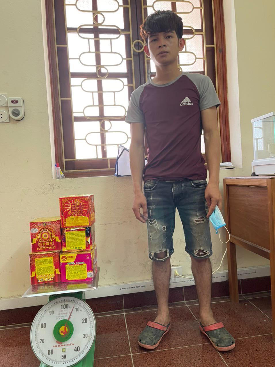 Tích trữ 7kg pháo hoa chơi tết, "9X" có thể nhận án tù