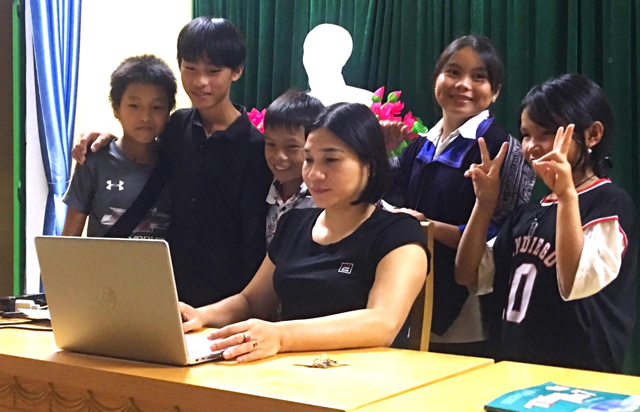 Những giáo viên “gùi” chữ lên non, xây trường hạnh phúc