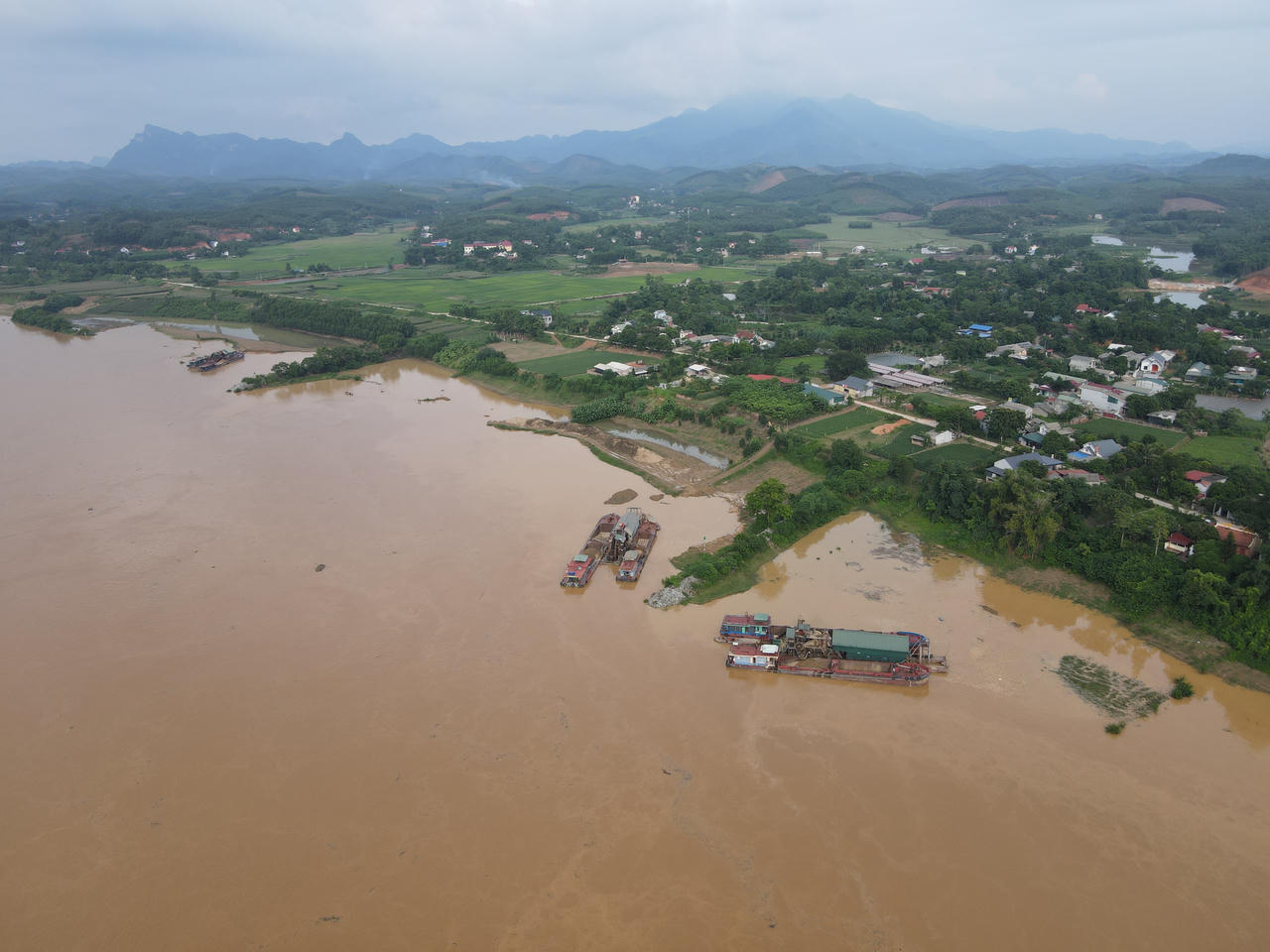 Đi qua cầu tràn, thiếu nữ bị lũ cuốn tử vong