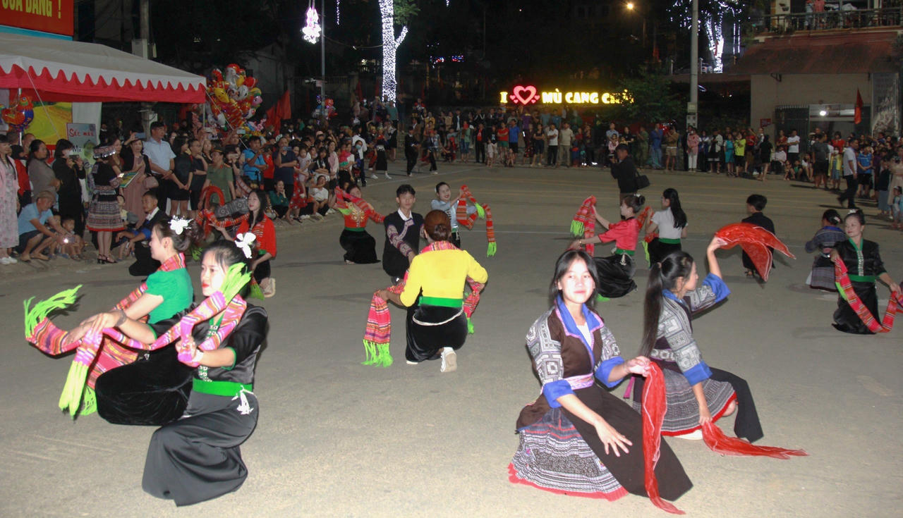 Người Mông Mù Cang Chải rộn ràng đón Tết Độc Lập