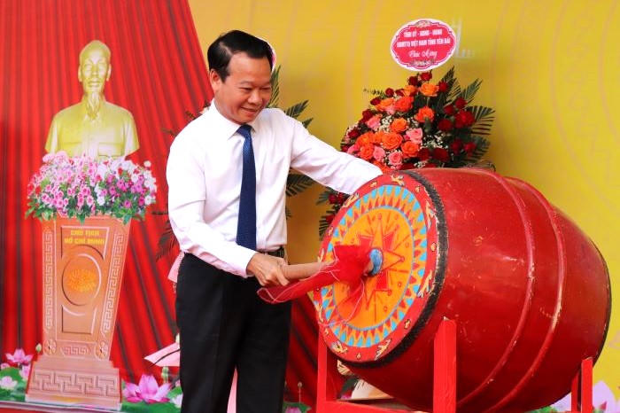 Tưng bừng khai giảng năm học mới trên mọi miền đất nước