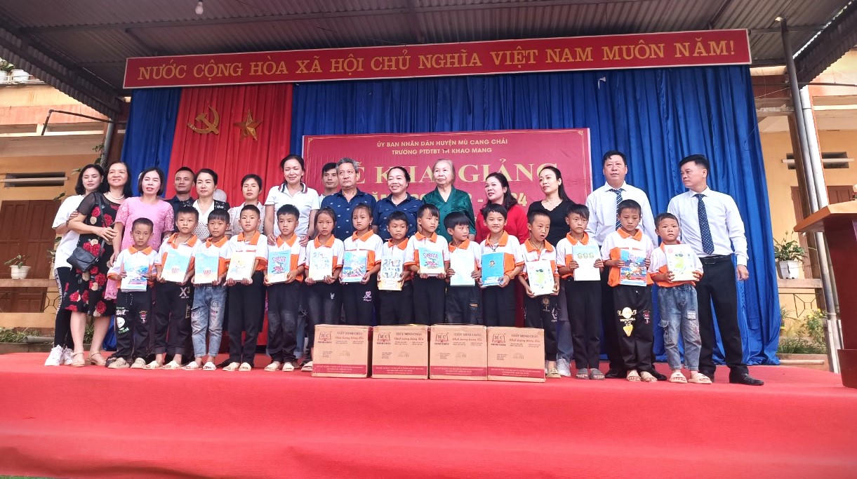 Tưng bừng khai giảng năm học mới trên mọi miền đất nước