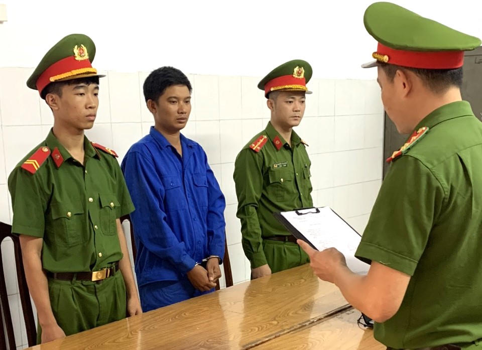 Bắt tạm giam đối tượng chống đối CSGT ở Hà Giang