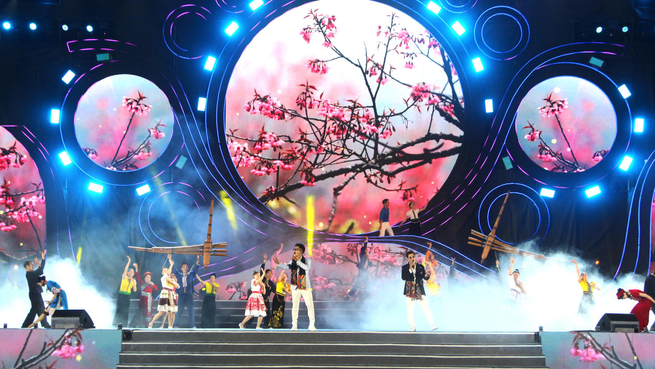 Tưng bừng khai mạc lễ hội Mường Lò