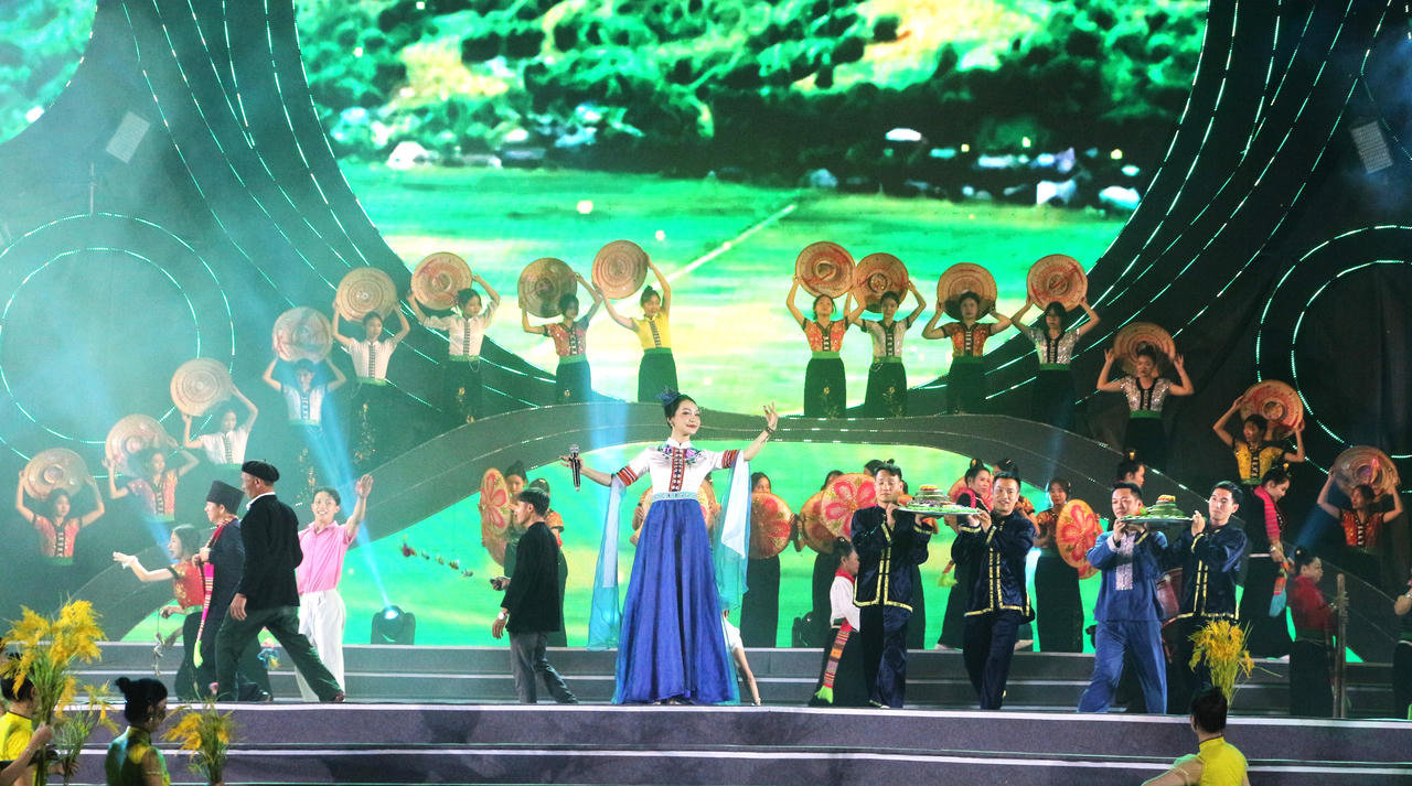 Tưng bừng khai mạc lễ hội Mường Lò