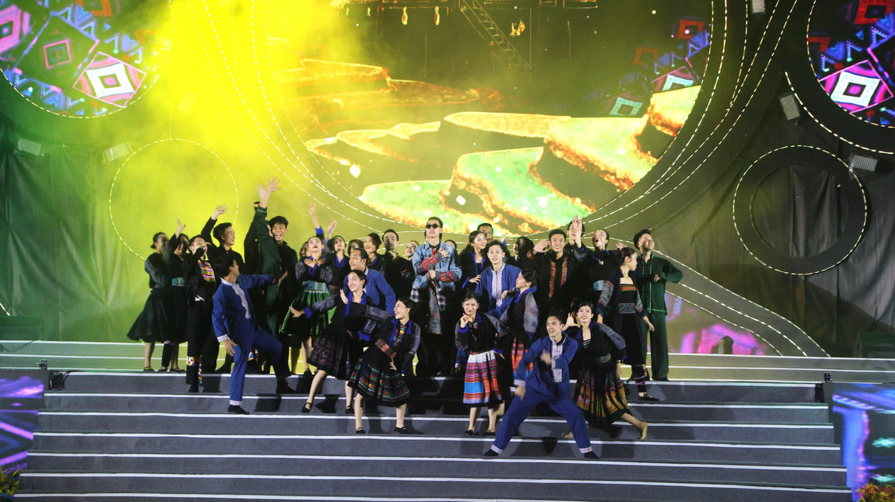 Tưng bừng khai mạc lễ hội Mường Lò