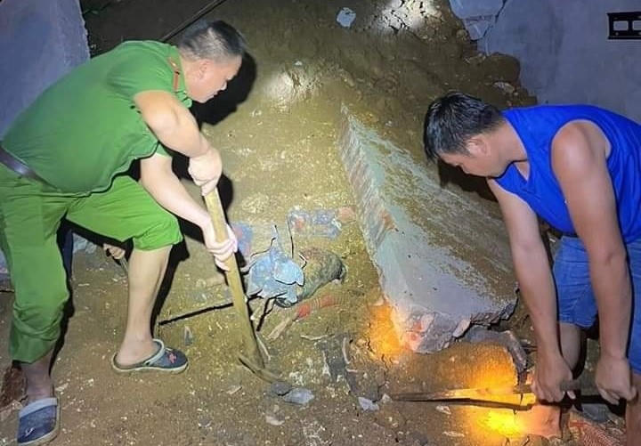 Ta luy sạt trượt đè sập tường nhà, bé gái 12 tuổi tử vong