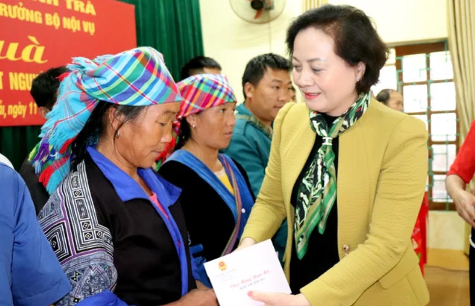 Bộ trưởng Nội vụ Phạm Thị Thanh Trà trao hỗ trợ làm 200 nhà tình nghĩa cho hộ nghèo Yên Bái