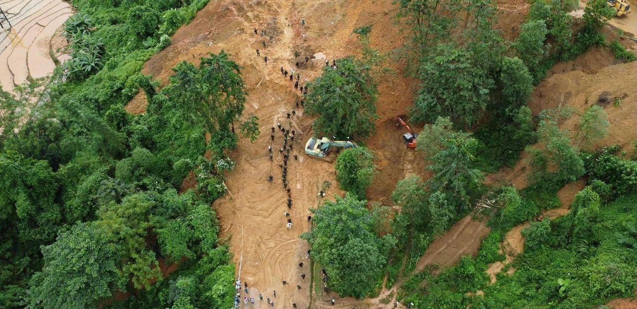 Bộ Công an chỉ đạo khẩn trương tìm kiếm, cứu nạn vụ xe 16 chỗ bị đất vùi lấp