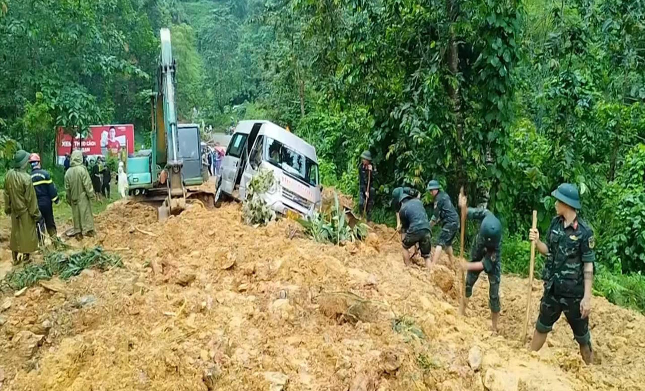 Bộ Công an chỉ đạo khẩn trương tìm kiếm, cứu nạn vụ xe 16 chỗ bị đất vùi lấp