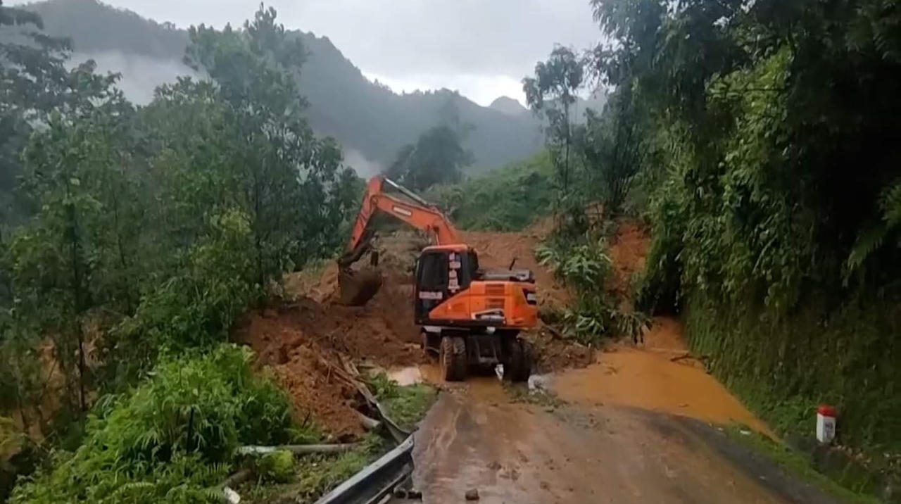 Bộ Công an chỉ đạo khẩn trương tìm kiếm, cứu nạn vụ xe 16 chỗ bị đất vùi lấp