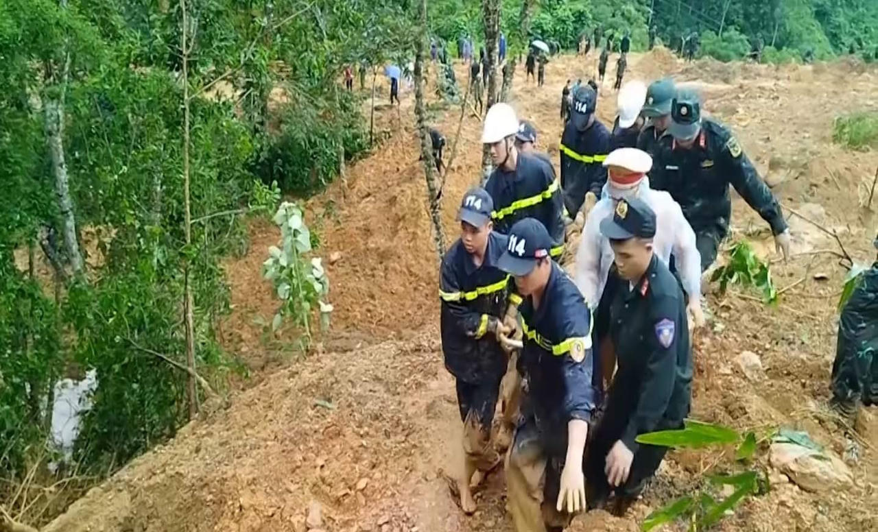 Bộ Công an chỉ đạo khẩn trương tìm kiếm, cứu nạn vụ xe 16 chỗ bị đất vùi lấp