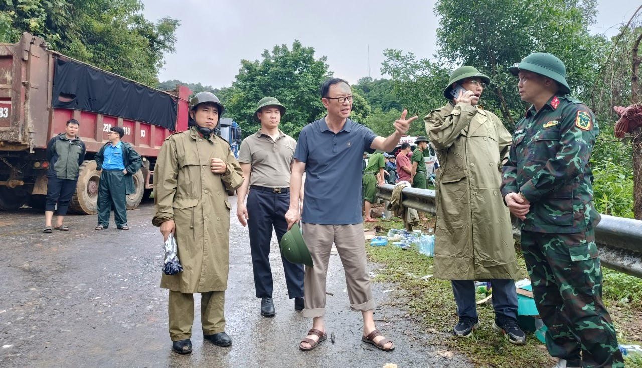 Thủ tướng Chính phủ yêu cầu khắc phục sự cố vụ xe 16 chỗ bị đất vùi lấp