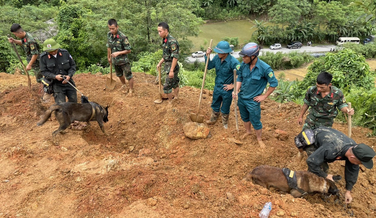Thủ tướng Chính phủ yêu cầu khắc phục sự cố vụ xe 16 chỗ bị đất vùi lấp