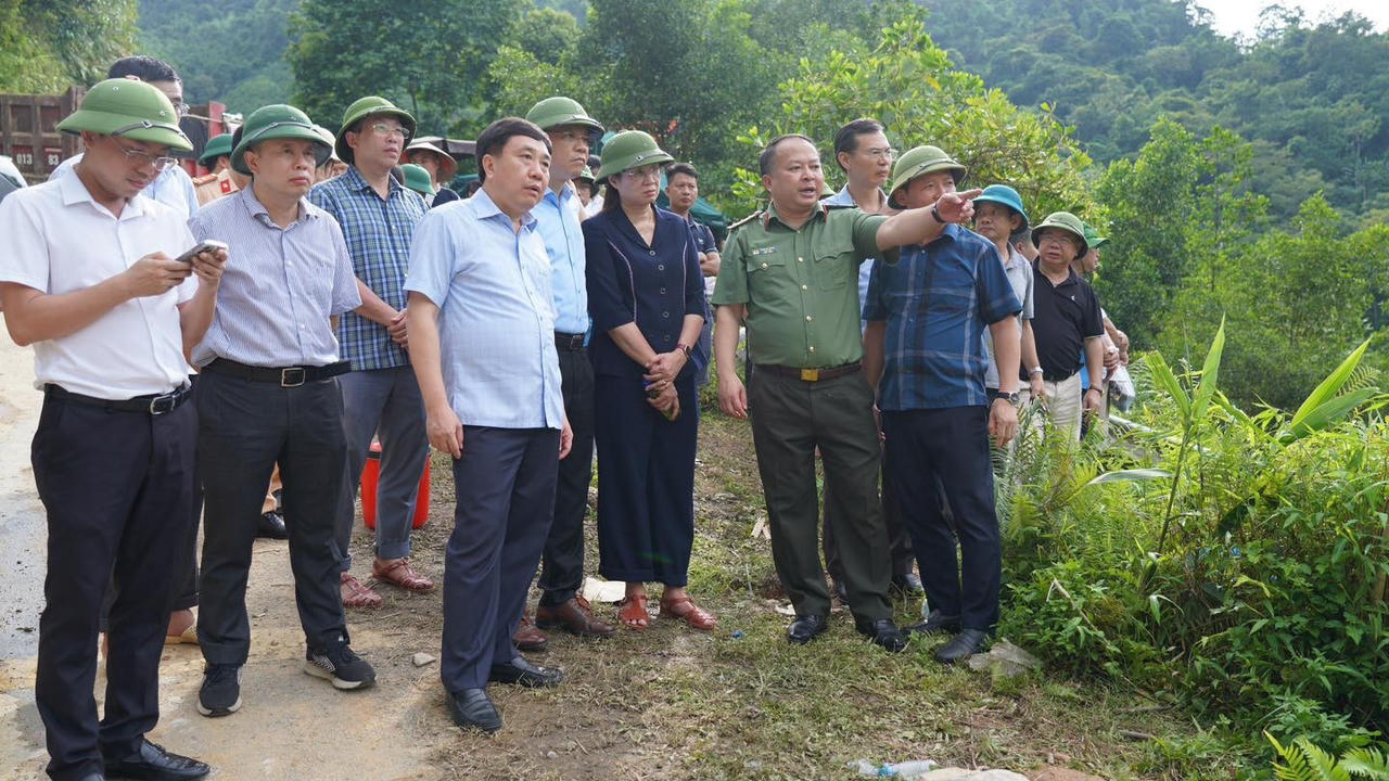 Vụ đất vùi lấp xe 16 chỗ: Kết thúc công tác tìm kiếm, người nghi mất tích đã về nhà an toàn