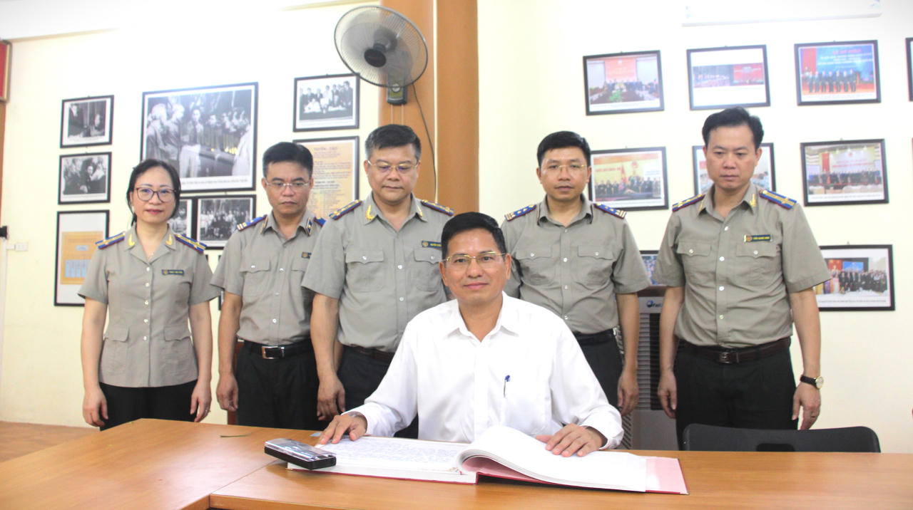 Thứ trưởng Mai Lương Khôi dâng hương tại Khu di tích lịch sử Bộ Tư pháp 