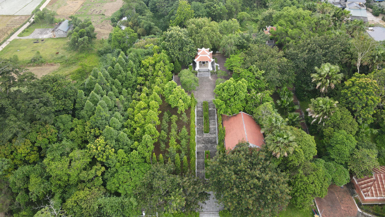 Thứ trưởng Mai Lương Khôi dâng hương tại Khu di tích lịch sử Bộ Tư pháp 