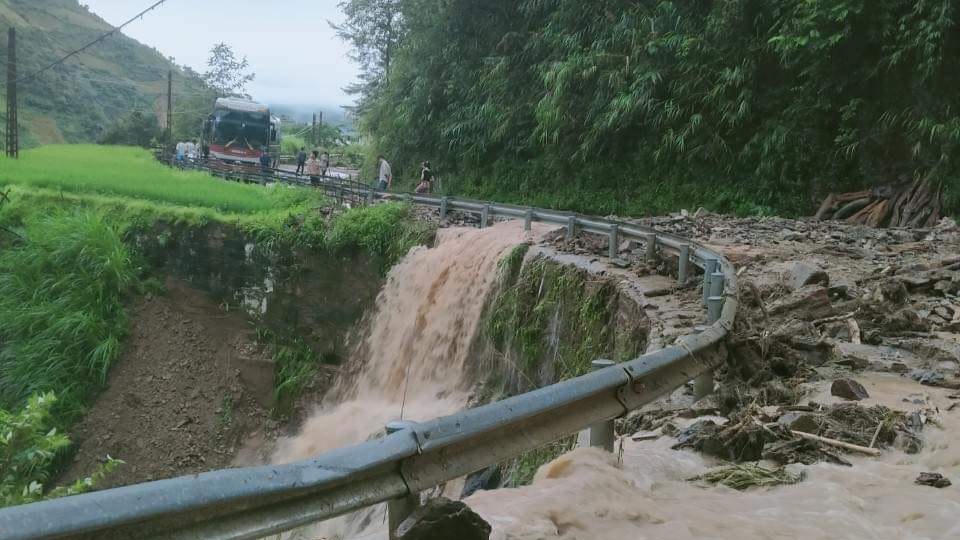 Sạt lở đất trên đèo Khau Phạ