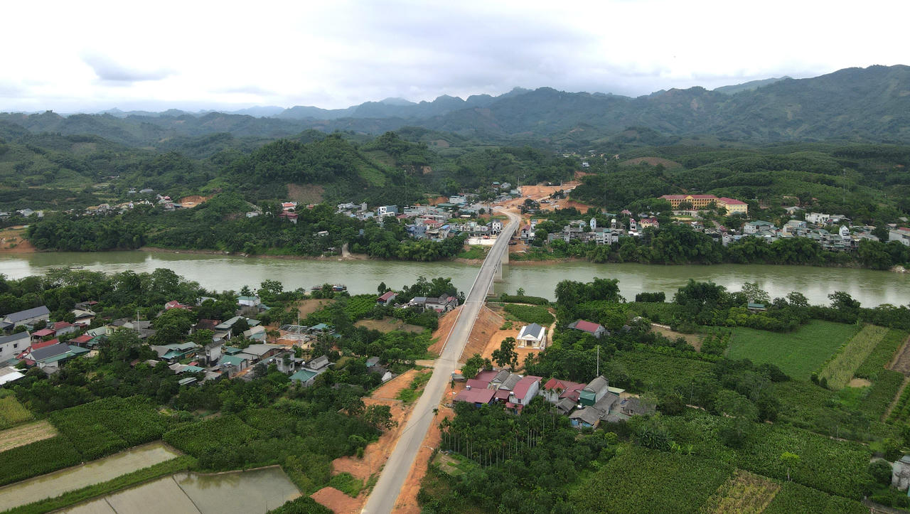 Cận cảnh cầu Xuân Vân bắc qua sông Gâm sắp hoàn thành