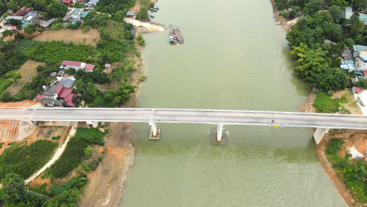 Cận cảnh cầu Xuân Vân bắc qua sông Gâm sắp hoàn thành