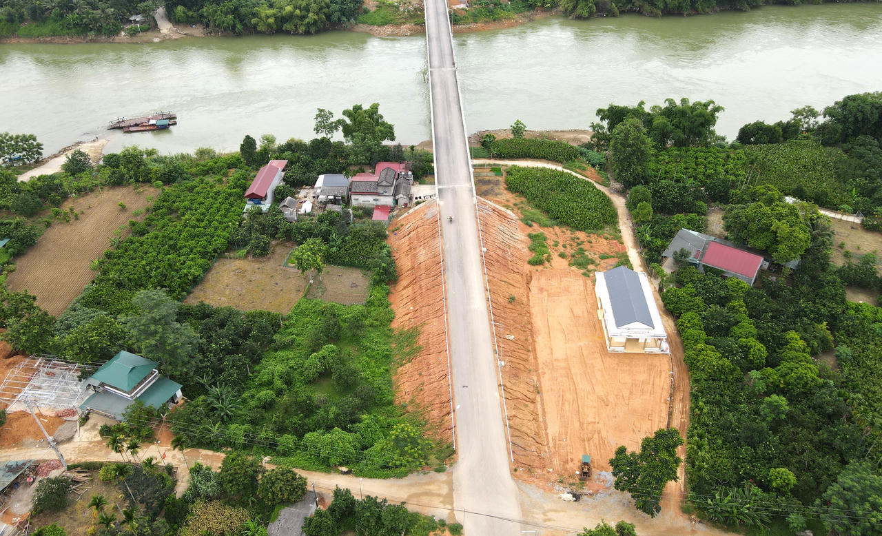 Cận cảnh cầu Xuân Vân bắc qua sông Gâm sắp hoàn thành