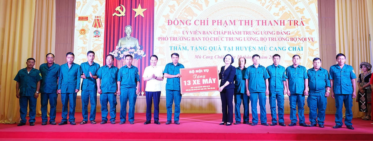 Bộ Nội vụ trao tặng 40 xe máy cho huyện Mù Cang Chải