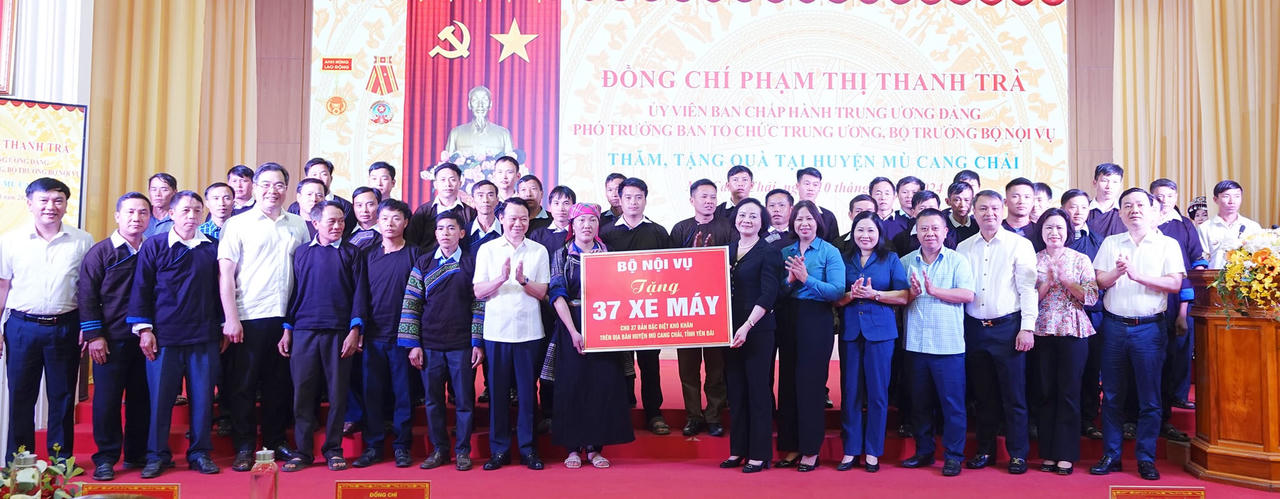 Bộ Nội vụ trao tặng 40 xe máy cho huyện Mù Cang Chải