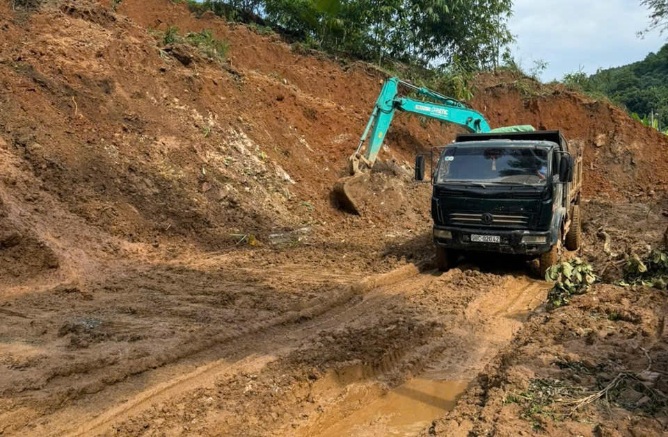 Sạt lở tỉnh lộ 164, Yên Bái tổ chức phân luồng từ xa